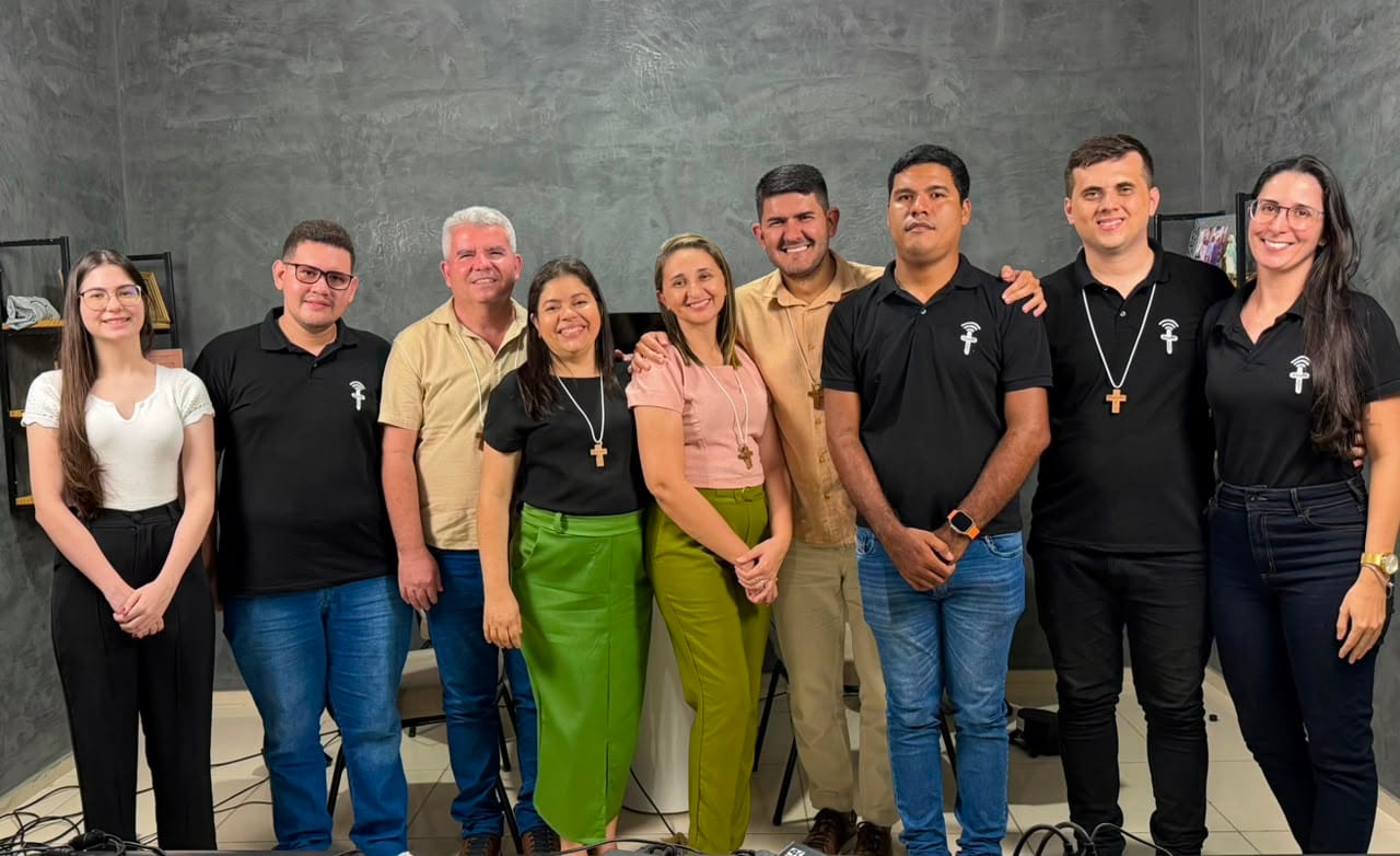 Apresentador e convidados, juntamente com o Ministério das Comunicações.